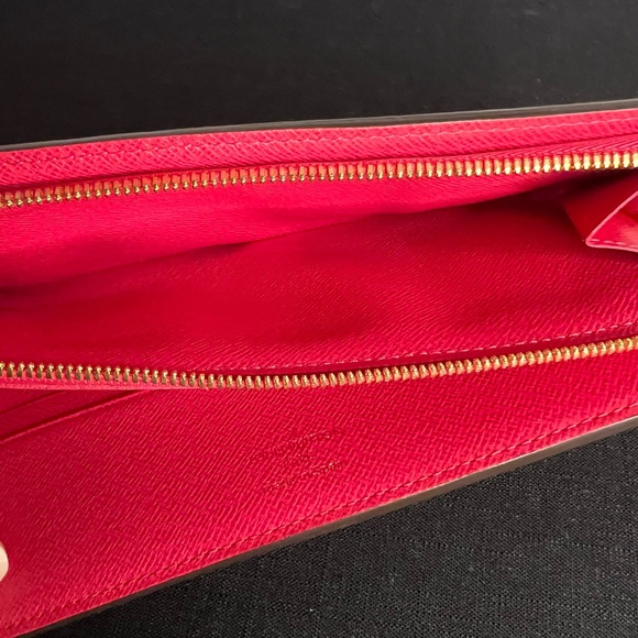 LV Wallet Pre-Owned Excellent Condition - Picture 3 of 8